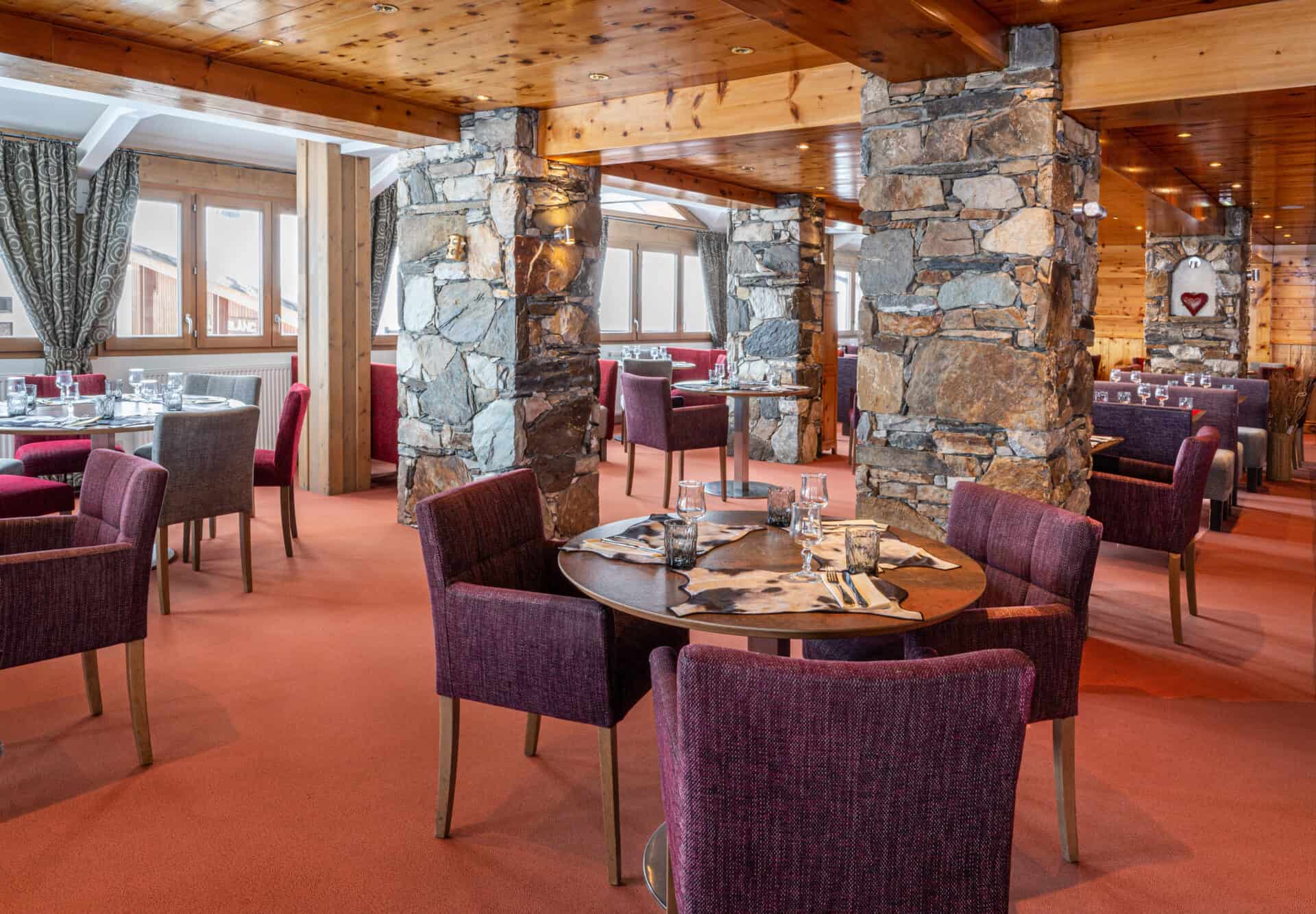 tables-restaurant-hotel-aiguille-percee